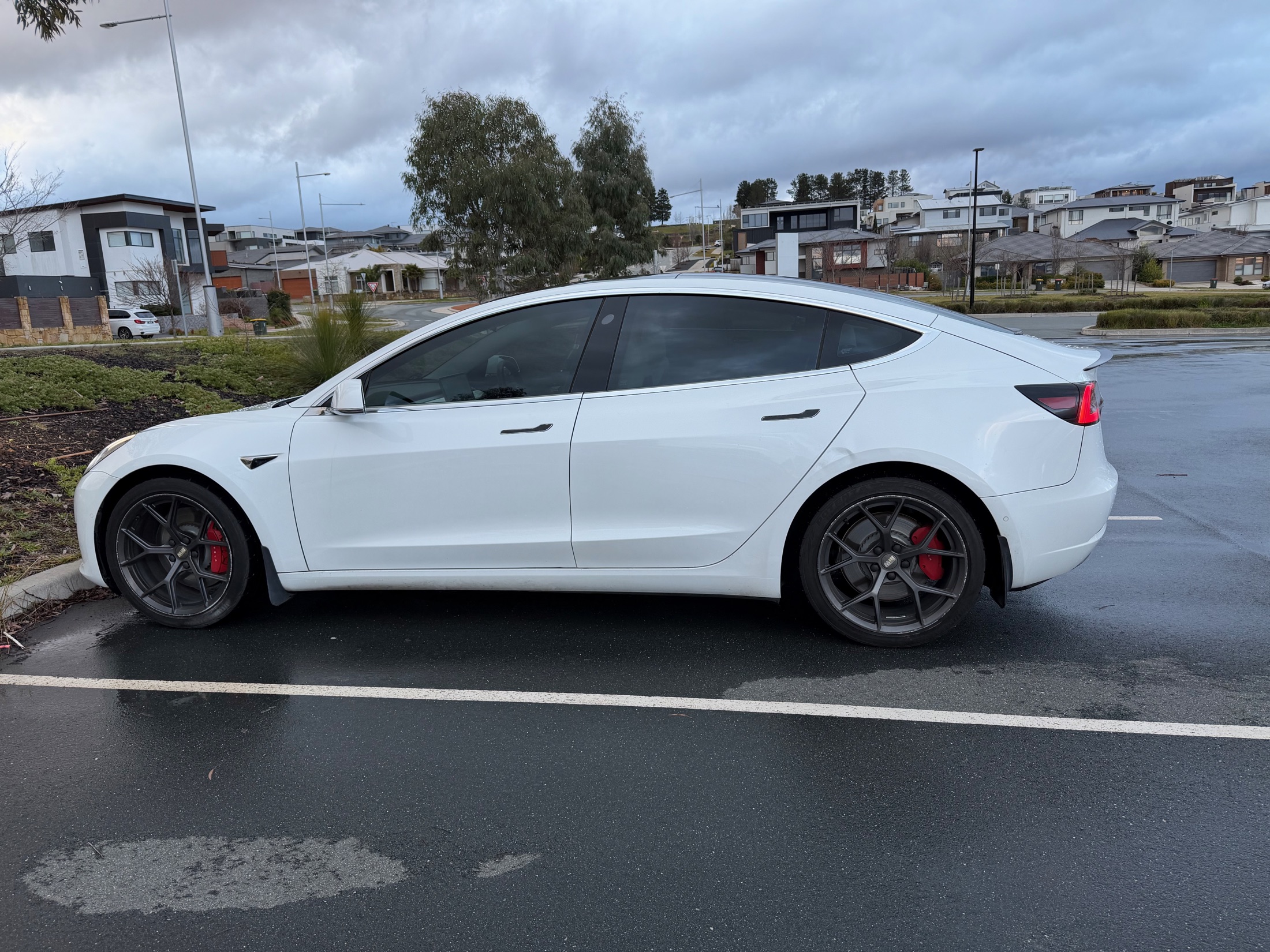 Side profile of the white Tesla Model 3 Performance